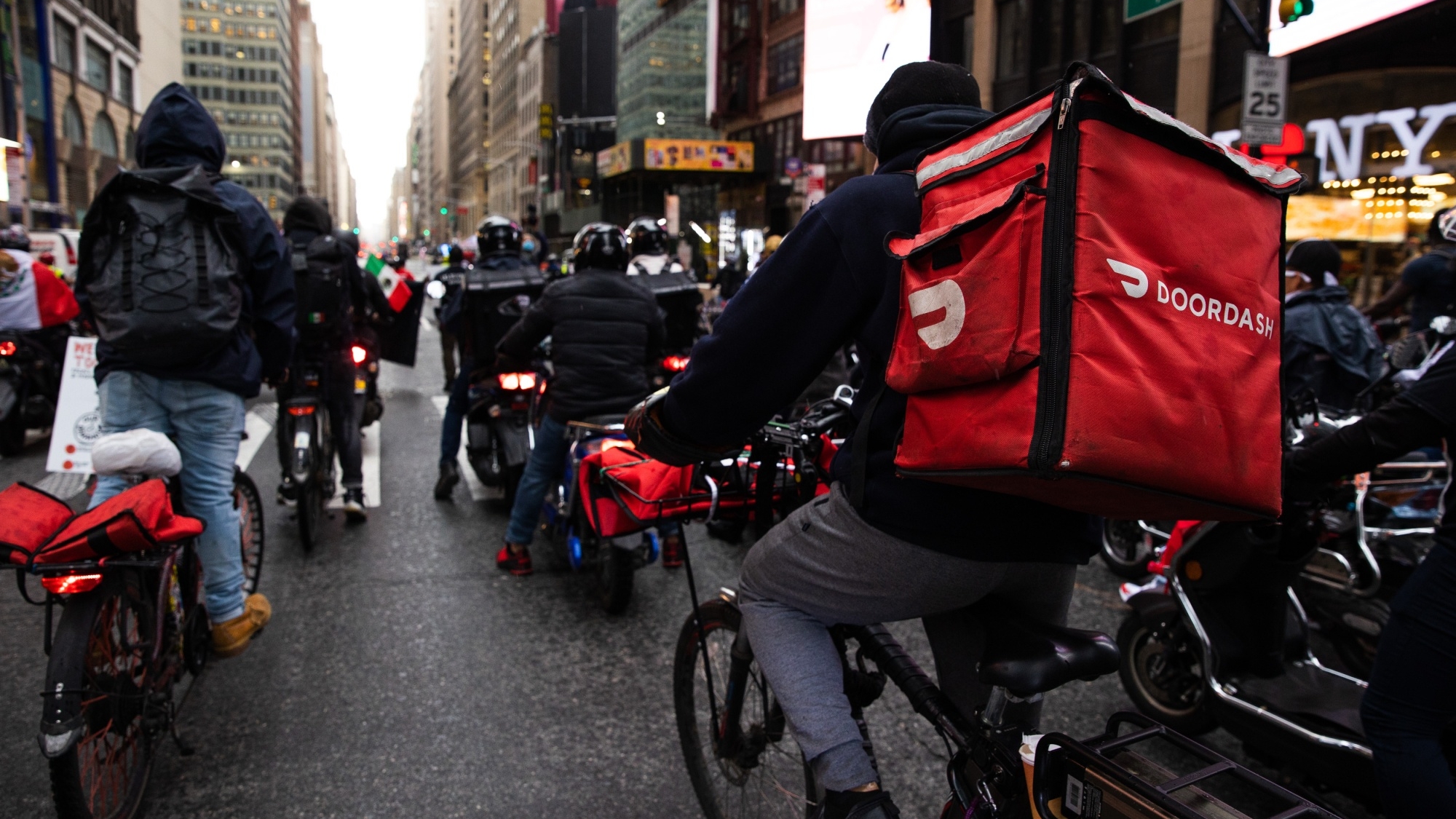 U.S. meal delivery group DoorDash expressed interest in acquiring British company Deliveroo last month.
Image Source: Bloomberg